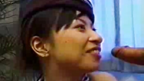 A chick hideung jeung hiji bodas ngalakonan threesome jeung dude a