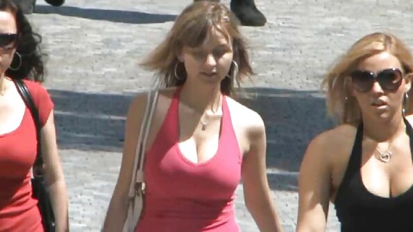 A pirang jeung tits badag meunang taranjang dina bak jeung manehna geus fucked