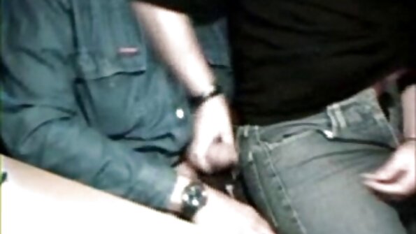 A pirang jeung tato dina panangan nya mere pakasaban niup kiwari