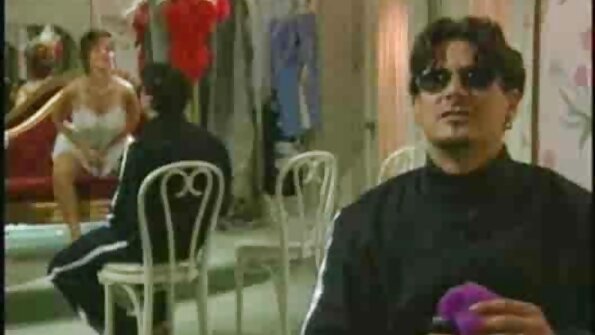 A brunette miceun pakéan nya jeung manehna lajeng meunang keuna pisan