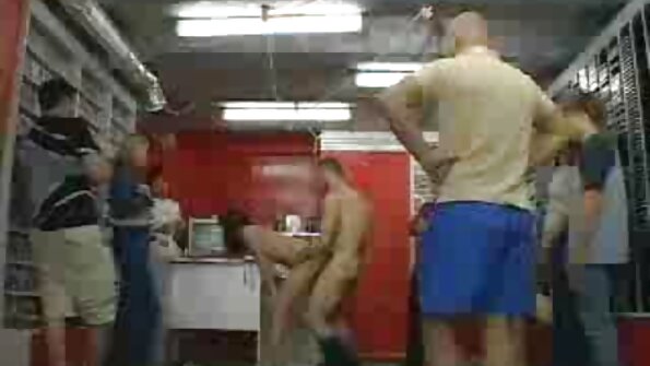 A Chick jeung pussy baseuh ditembus dina meja urut