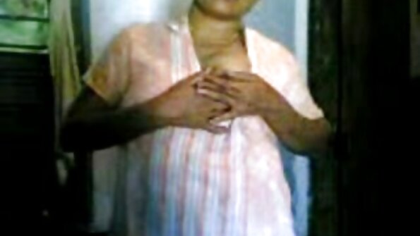 Anak hayam panas ngalakukeun pamandangan casting di hareup kaméra