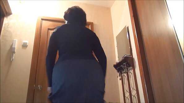 A redhead panas jeung burit teguh aya dina luhureun cock dina luhureun ranjang