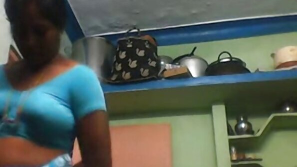 Hiji awéwé hideung narima sababaraha peckers bodas di gangbang a