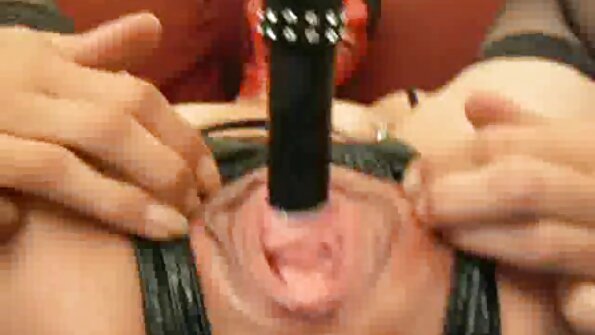 A pirang jeung awak éndah nyokot dua cocks dina waktos anu sareng