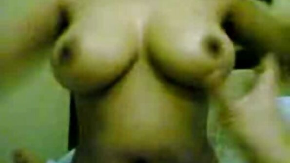 Pirang sareng payudara alami aya di kebon, sukuna diusap