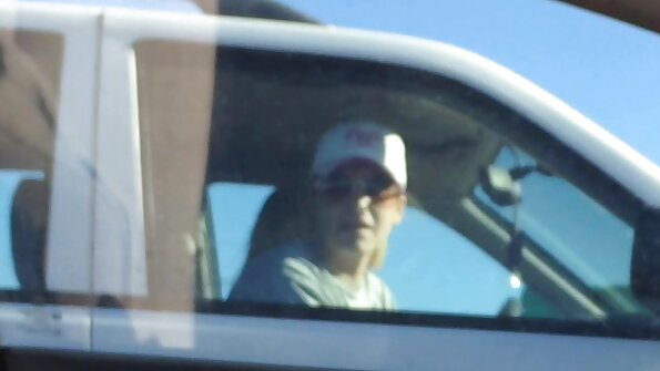 Hiji mojang lucu nu boga pussy dicukur keur tunggang kontol dina sofa