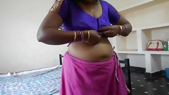 A pirang panas wrapping biwir nya sabudeureun hiji kontol teuas bener ogé