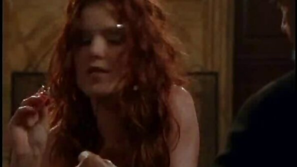 A vixen panas ngagunakeun suku jeung suku nya teuing dina pecker badag