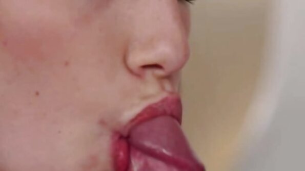 A pirang jeung snatch seksi bade leuwih biwir pussy baseuh nya