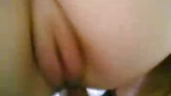 Budak awéwé kuliah disuntik mani langsung kana indungna