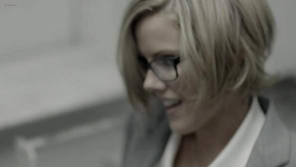 Pirang endah pisan sareng lalaki anu kuat anu bangsat di leuweung