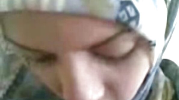 Pirang seksi sareng burit kedap nuju diculik dina sofa