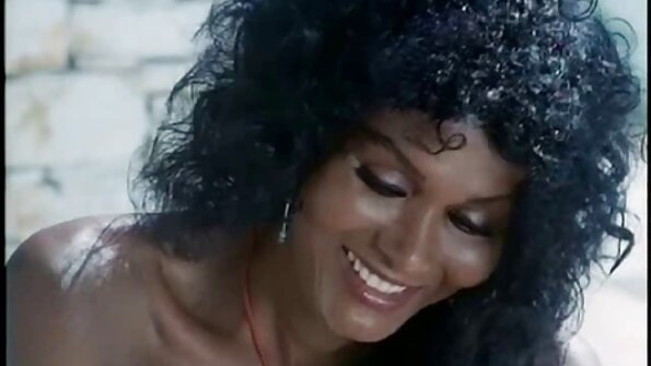 A brunette seksi jeung pussy seksi linggih dina sirit badag