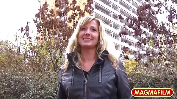 A babe sareng burit buleud badag nice nyaeta on luhureun hiji kontol badag teuas