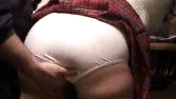 A bimbo jeung bulu brunette geus fucked teuas dina sofa gaya doggy