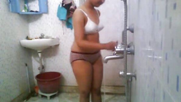 A bimbo jeung breasts badag ngurus dua lalaki badag dina threesome a