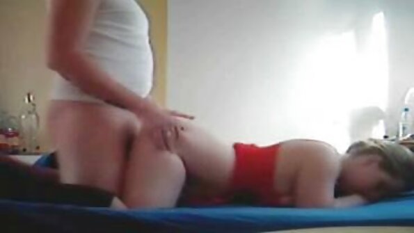 A bimbo kalawan garis tan aya dina tonggong nya, dieusian ku kontol badag