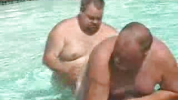 Hiji awéwé hideung nempatkeun sungut nya jeung biwir pussy on kontol badag