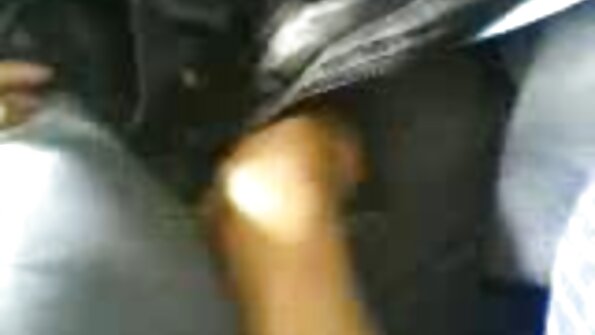 Hiji awéwé hideung ngurus pasangan bodas nya jeung pussy kedap nya