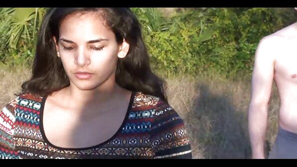 A pirang dina tuur nya, ngalakonan pakasaban niup ka pasangan horny