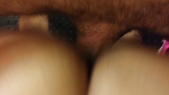 A brunette dicium ku lover nya di kamar poék dina adegan ieu