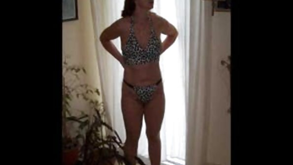 Budak awéwé solo brunette nyorong vibrator di jero snatch na