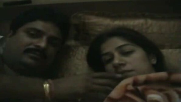 Hiji putri Latina panas nyebarkeun suku nya dina sofa.