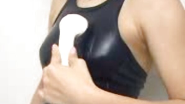 Alexa Tomas moans pikeun burit fucking dina leungeun jeung tuur nya