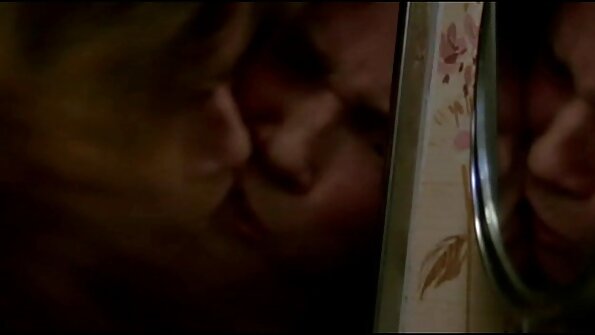 A brunette seksi jeung pussy kedap ieu fucking dua lalaki badag