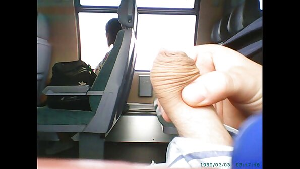 A threesome lumangsung kalawan dua amatir kinky sarta lalaki badag