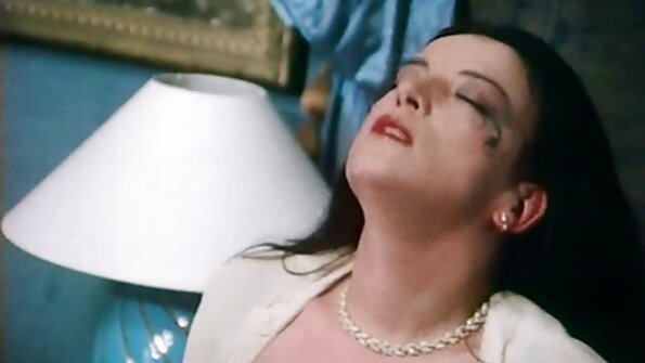 Pirang-haired hottie nembongkeun sagalana yén manéhna meunang