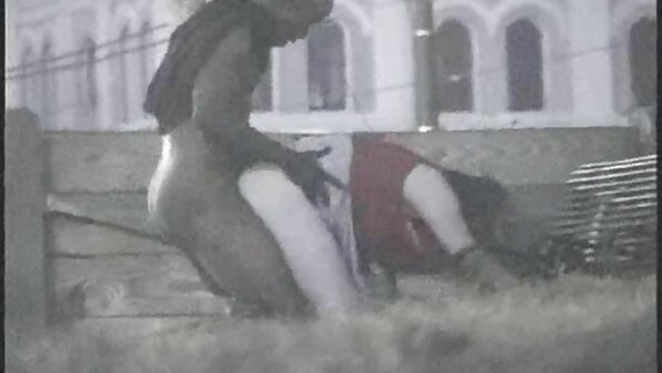 A bimbo burit badag kalayan burit buleud panas linggih dina cock badag