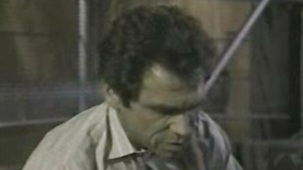 A kontol badag geus meunang kana slut panas di dapur ogé