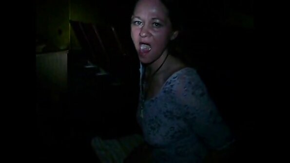 Pirang aya dina méja, dikurebkeun pisan di dieu