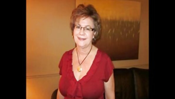 A pirang jeung panon biru seksi ngalakonan niup pakasaban panas kiwari