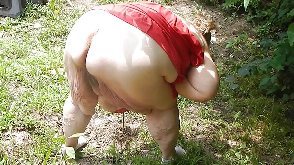 A brunette nu boga pussy sénsitip lalaki teased na caressed