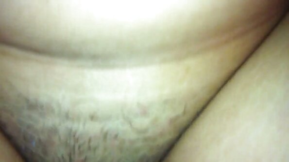 A brunette jeung tits leutik nyedot kontol jeung beungeut seksi nya