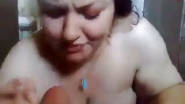 A busty tambah ukuran pirang linggih ka handap dina pecker teuas badag