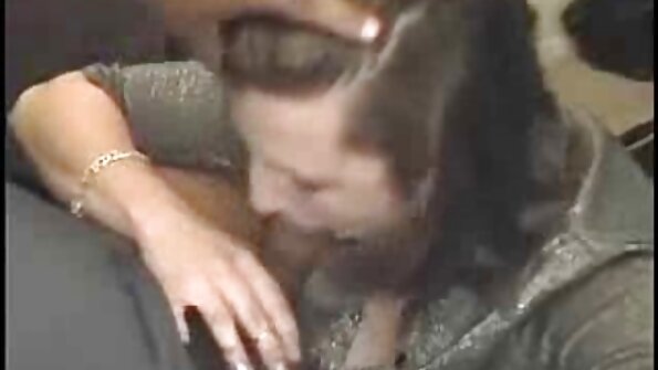 A Chick di kaos kaki panjang pink keur maén kalawan biwir pussy baseuh nya