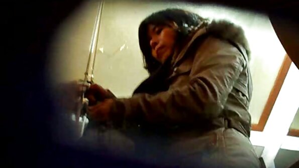 Sayang ngora anu pikaresepeun ngalakukeun pamandangan solo anu super panas di luar