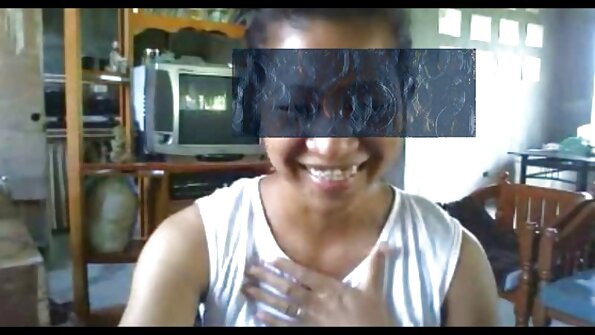 A teguh, awéwé curvy jeung boobs badag spooned ti gigir