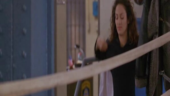 A Jalang seksi shakes tits badag nya jeung massages pussy baseuh nya