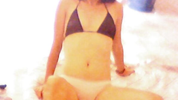 A pirang seksi jeung bulu dina pussy nya karasaeun sababaraha asih dipigawé pikeun dirina