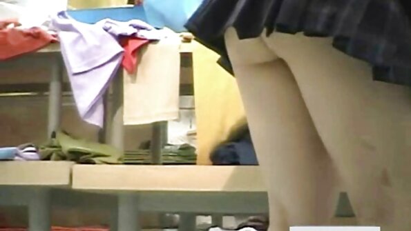 Awéwé Asia ngasingkeun diri di kamar mandi pikeun kasenangan lesbian