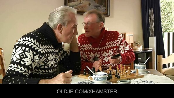 Hiji mojang ceking jeung tits leutik keur diuk pussy nya handap dina kontol