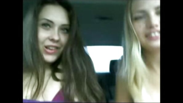 Babe dina lingerie seksi dipaku dina posisi gaya doggy