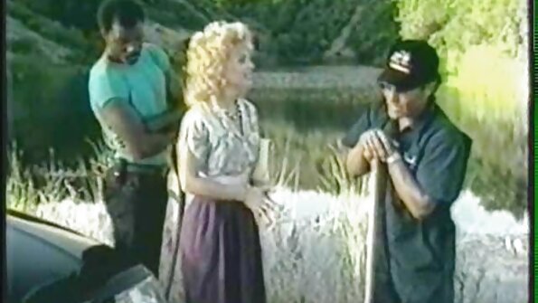 A pirang jeung payudara badag keur diuk turun dina pecker badag