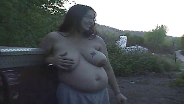 A brunette nyaeta solo dina video ieu, maén kalawan biwir pussy nya