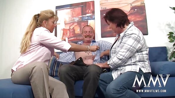 A brunette nu boga kaos kaki dina suku nya nyebarkeun sorangan muka